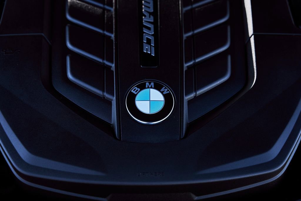 Used 2022 BMW M760i xDrive w/ Luxury Rear Seating Package image 17