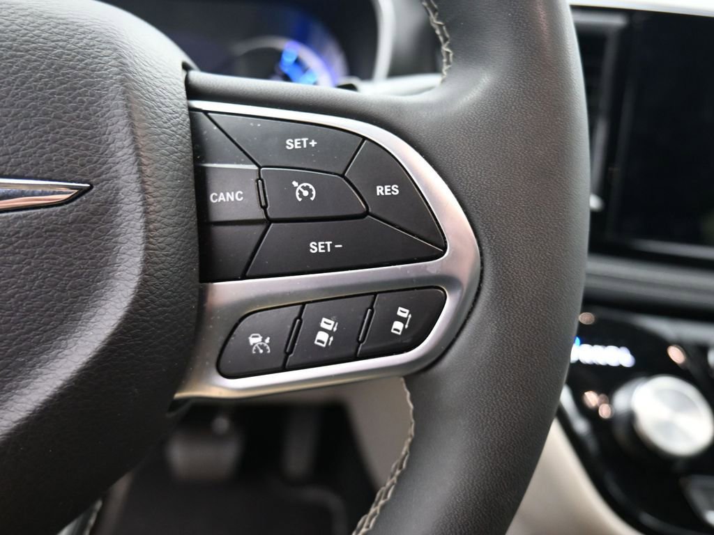Used 2024 Chrysler Pacifica Select FWD image 17