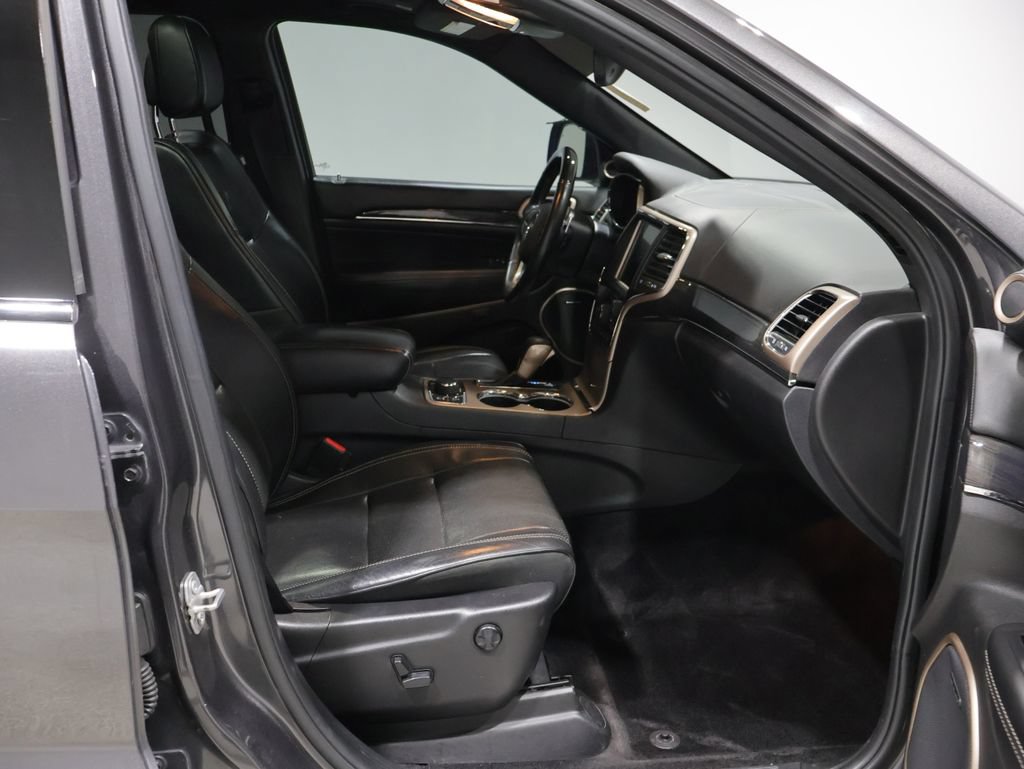 Used 2017 Jeep Grand Cherokee Overland w/ Jeep Active Safety Group AWD/4WD image 24