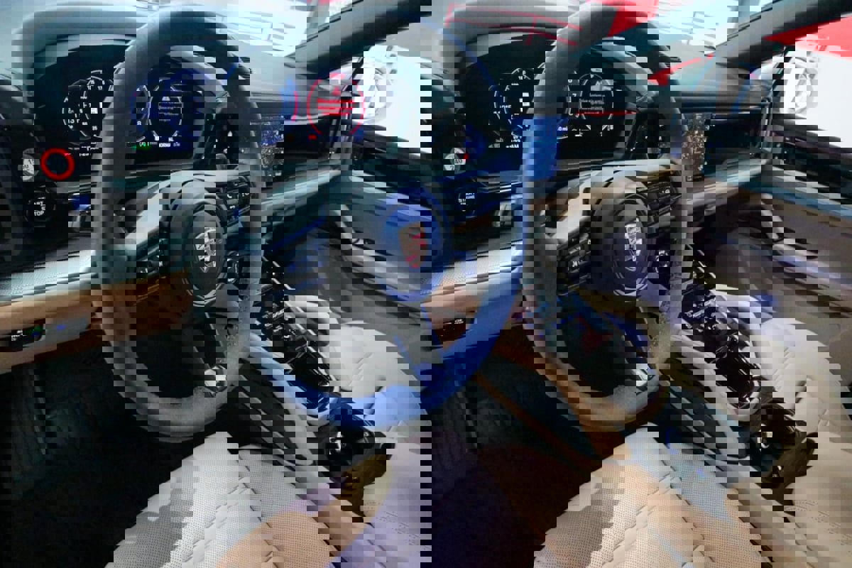 Used 2025 Porsche Cayenne Coupe image 15