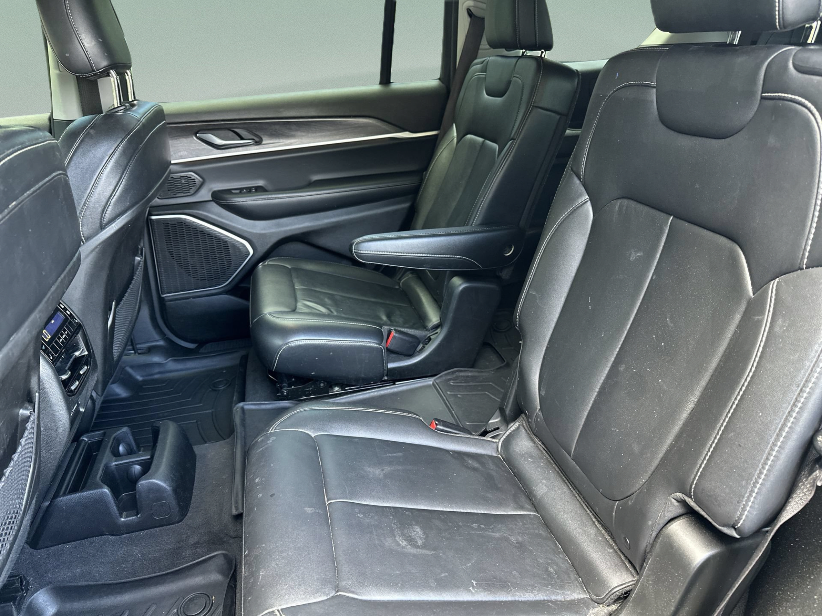 Used 2022 Jeep Grand Cherokee L Limited RWD image 23
