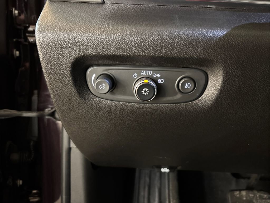 Used 2021 Chevrolet Traverse LT image 25