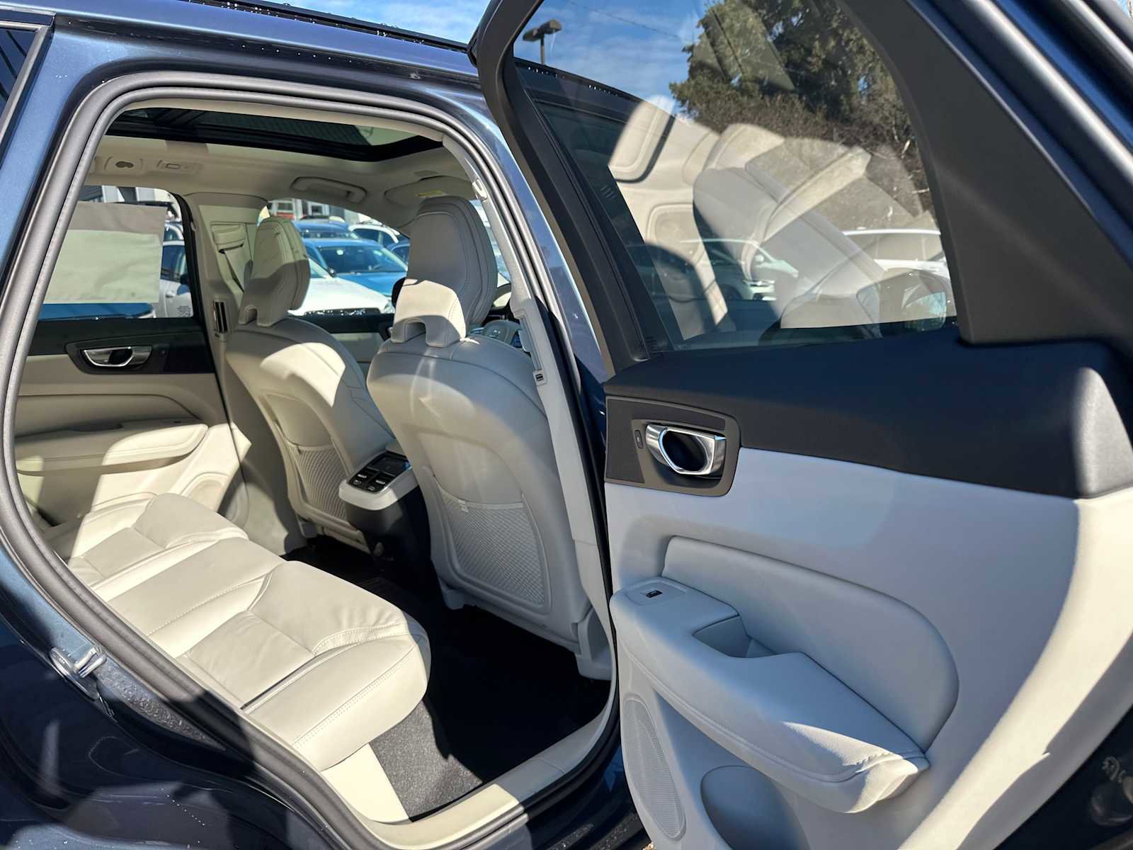 Used 2025 Volvo XC60 B5 Ultra w/ Protection Package Premier image 12
