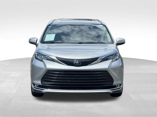 Used 2021 Toyota Sienna XLE FWD image 11