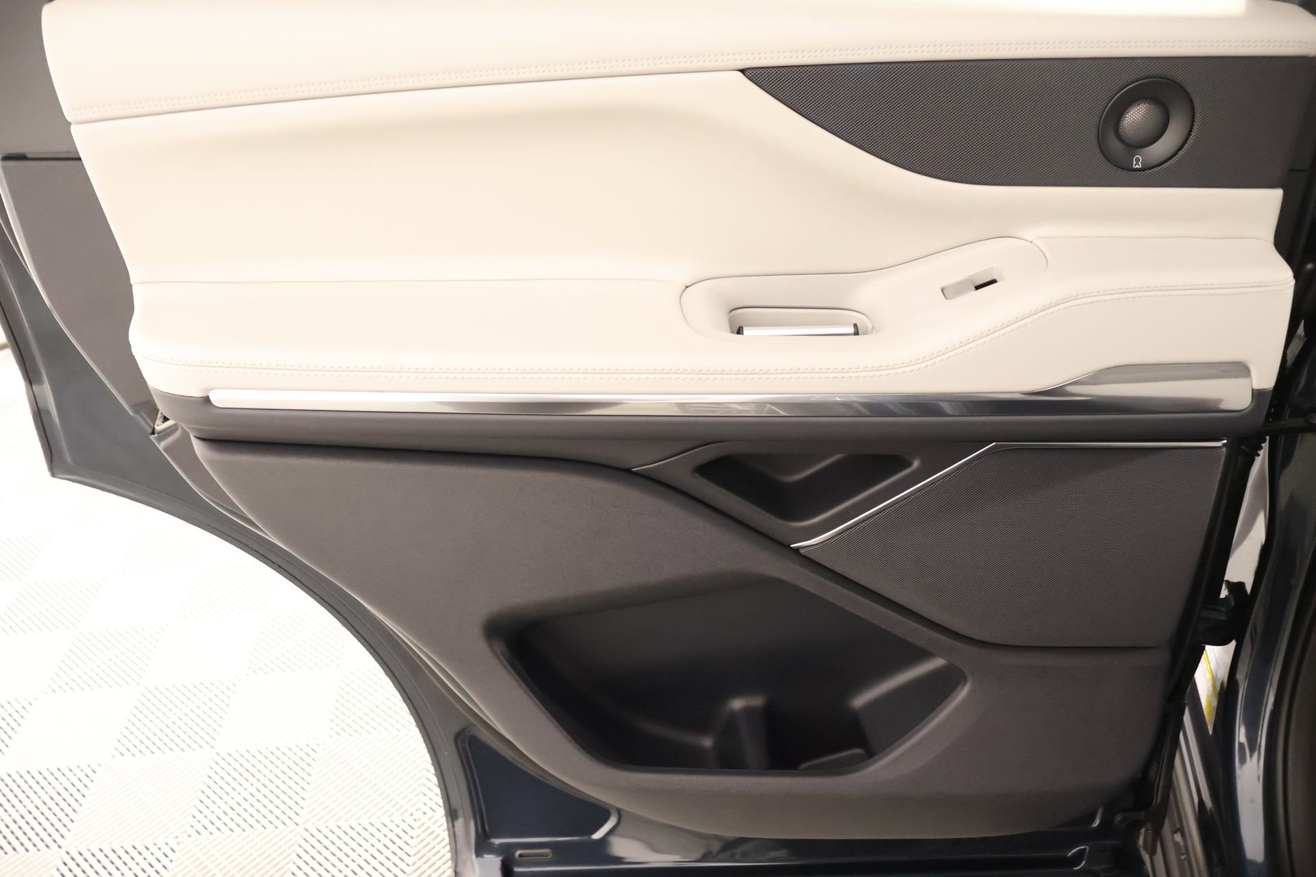 New 2026 Lincoln Navigator Premiere AWD/4WD image 16