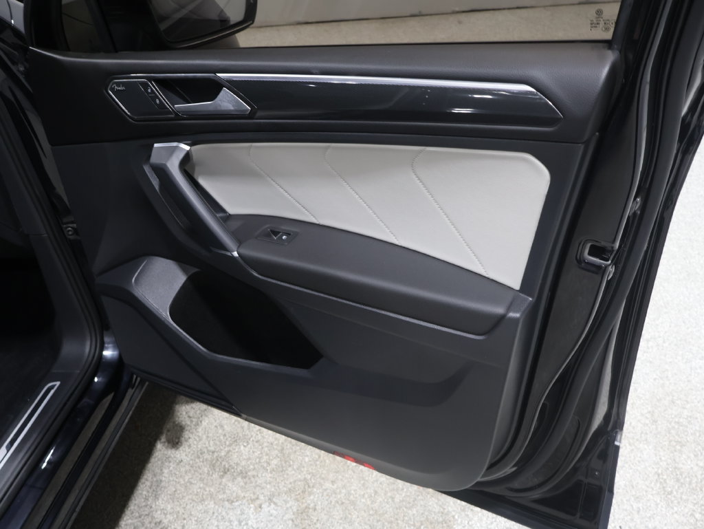 Used 2018 Volkswagen Tiguan SEL Premium AWD/4WD image 25