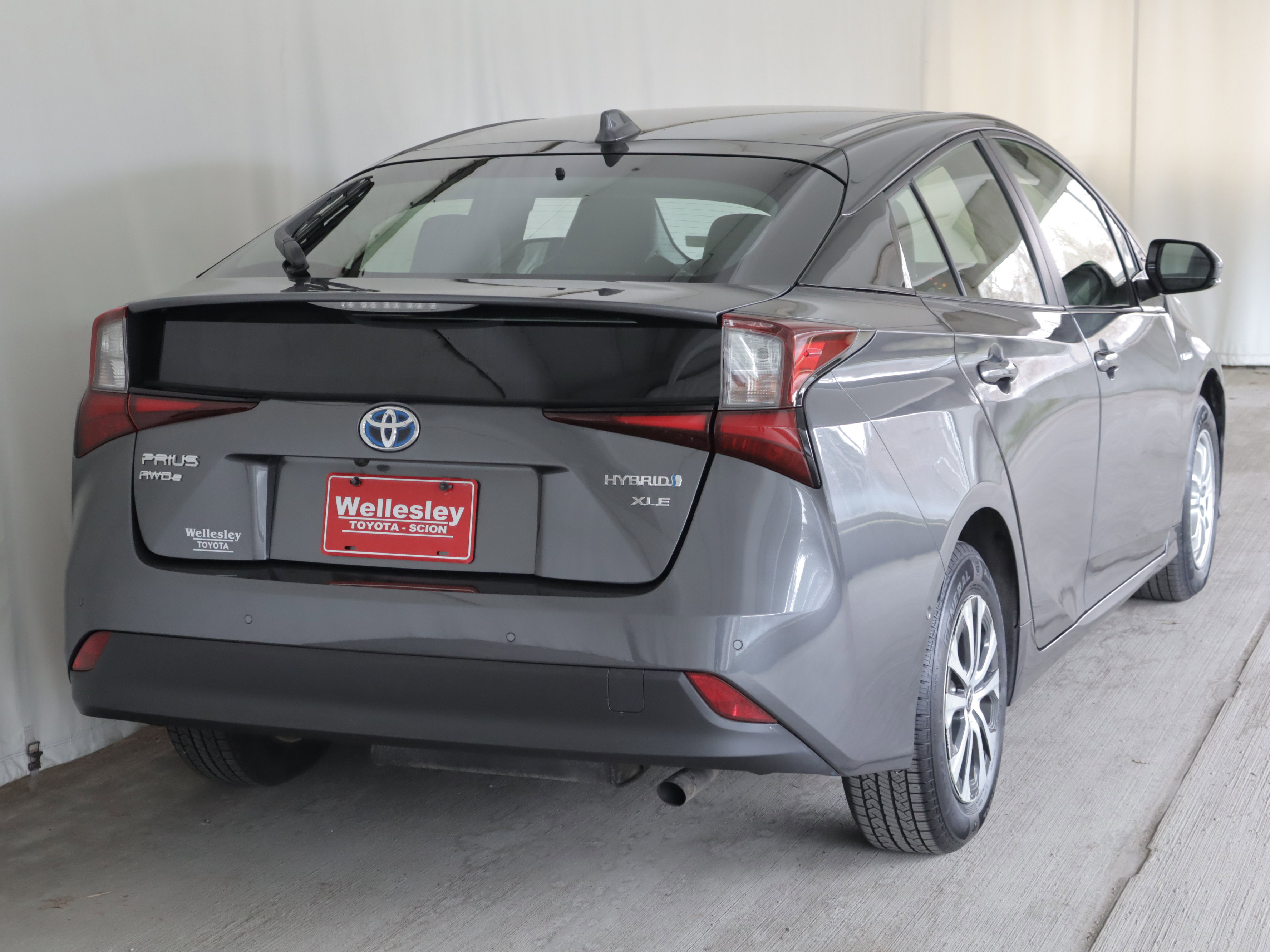 Used 2020 Toyota Prius XLE image 6