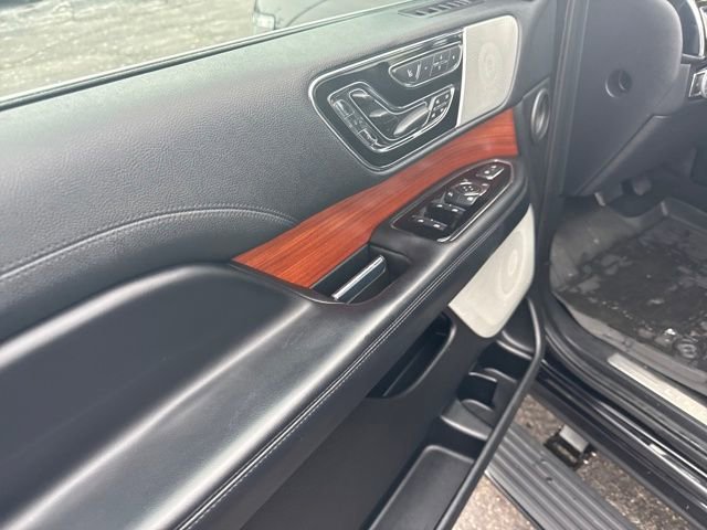 Used 2019 Lincoln Navigator Reserve image 13