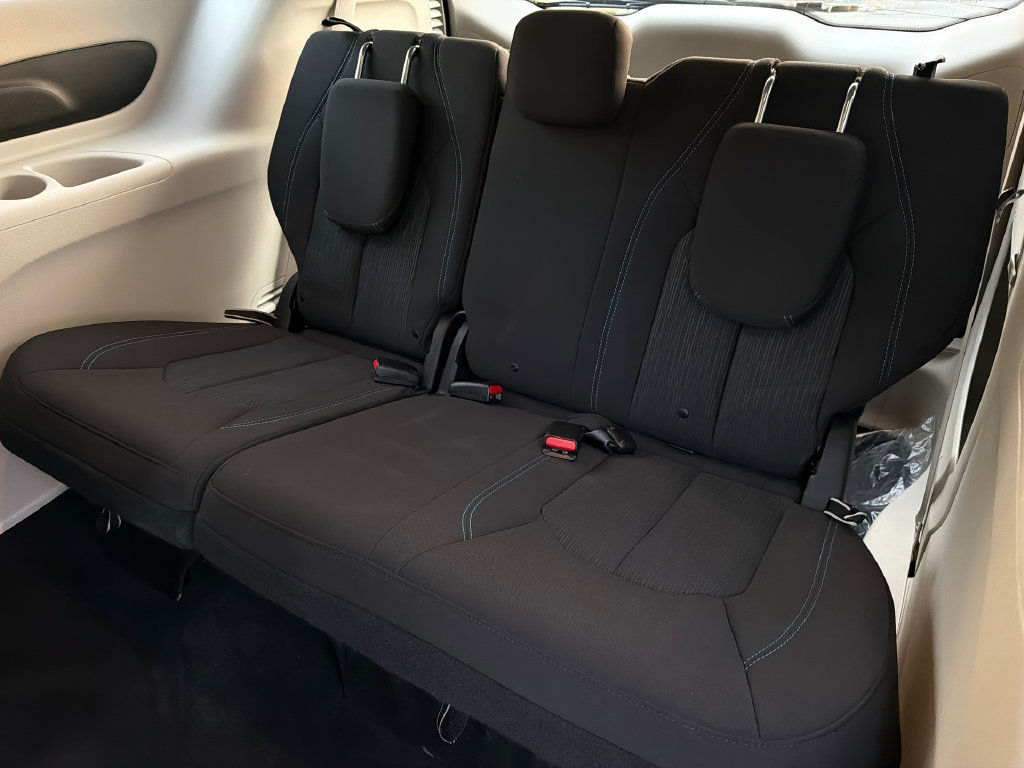 Used 2021 Chrysler Pacifica Touring FWD image 18
