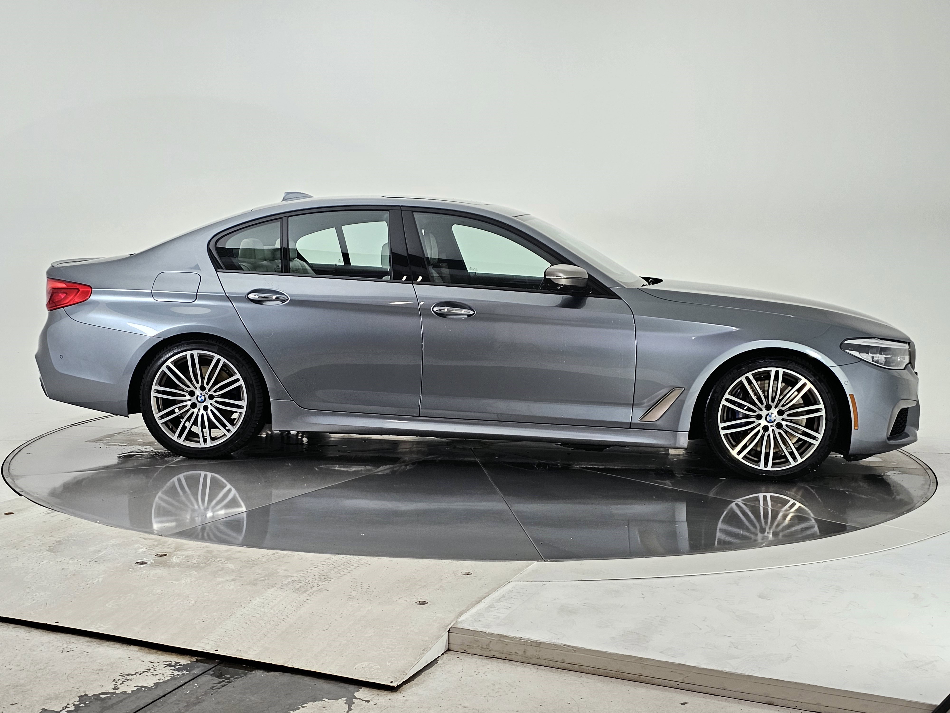 Used 2018 BMW M550i xDrive image 2