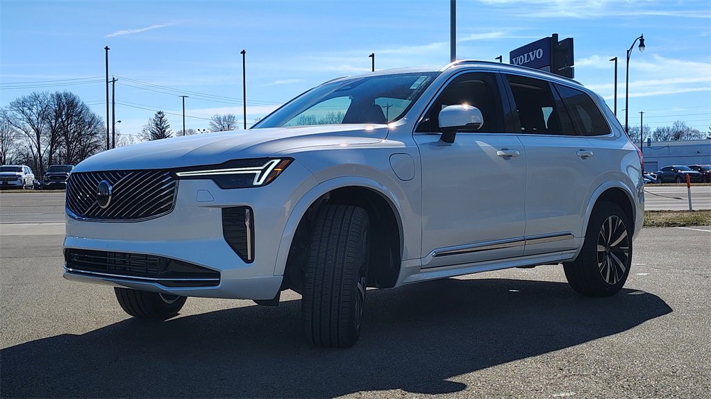 New 2025 Volvo XC90 T8 Core w/ Climate Package image 5