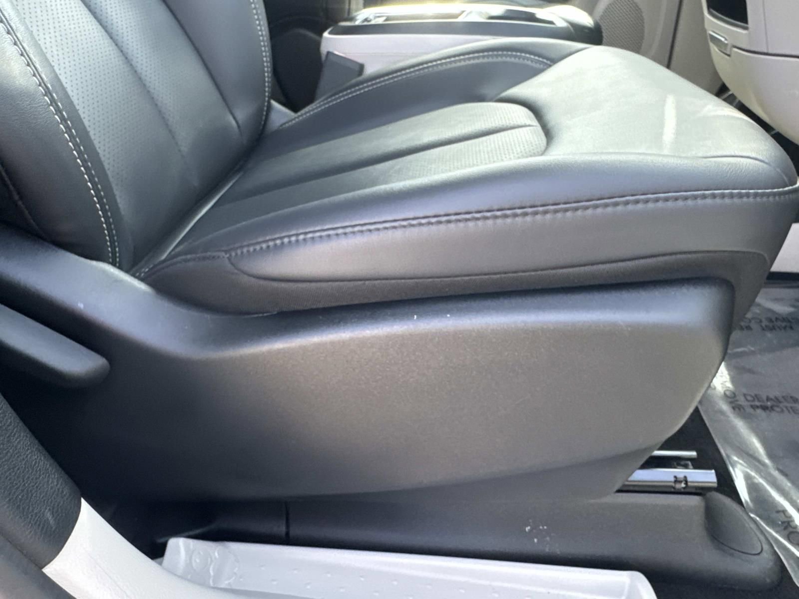 Used 2024 Chrysler Pacifica Touring-L image 14