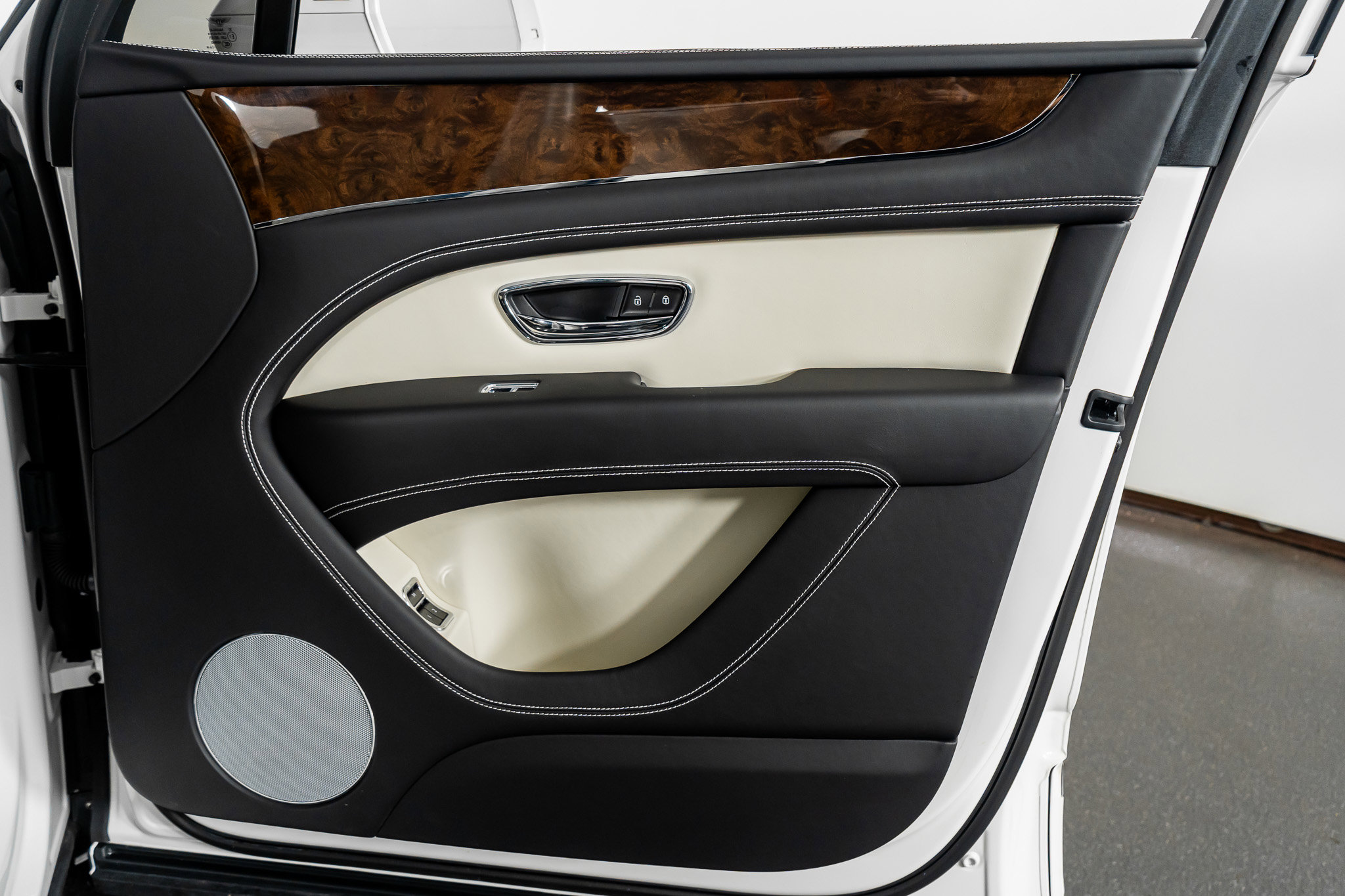 Used 2023 Bentley Bentayga Extended Wheelbase image 52