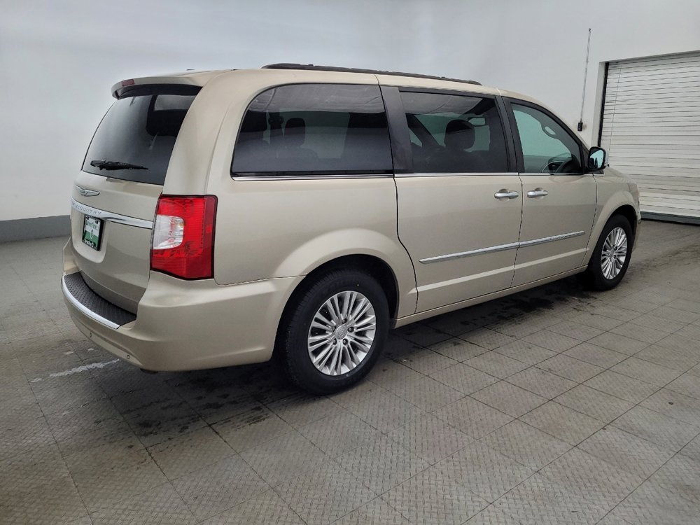Used 2015 Chrysler Town & Country Touring-L w/ Driver Convenience Group image 10