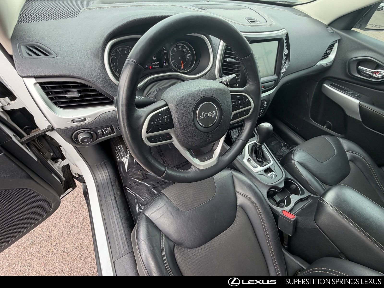 Used 2018 Jeep Cherokee Latitude Plus w/ Comfort/Convenience Group FWD image 15