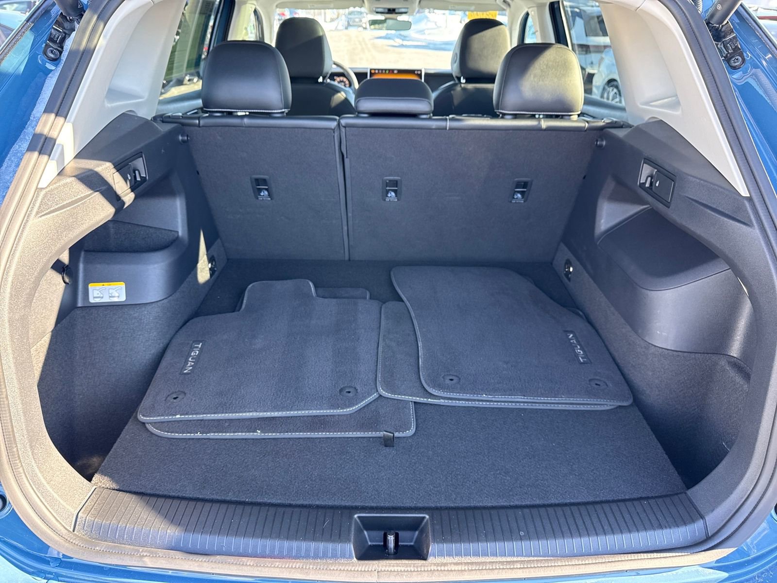 Used 2025 Volkswagen Tiguan SE image 39