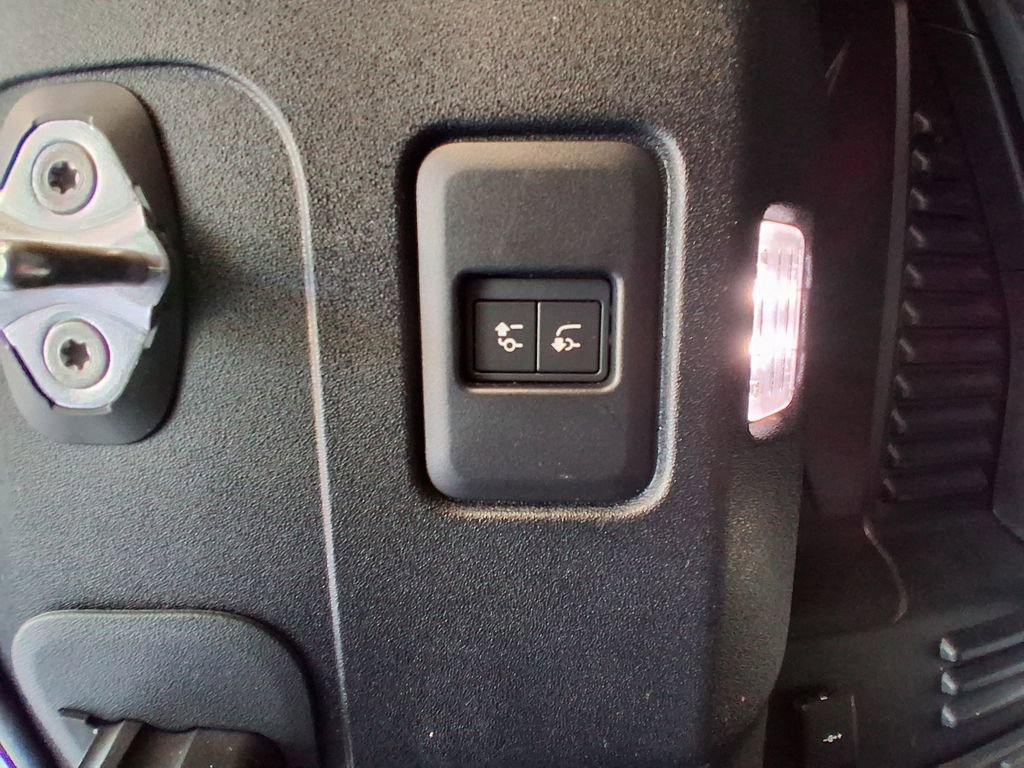 Used 2023 Land Rover Defender 90 X-Dynamic SE image 26