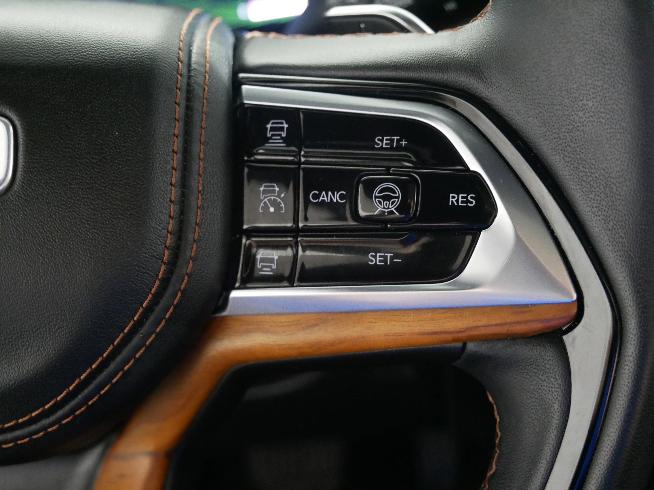 Used 2024 Jeep Grand Cherokee Summit AWD/4WD image 28