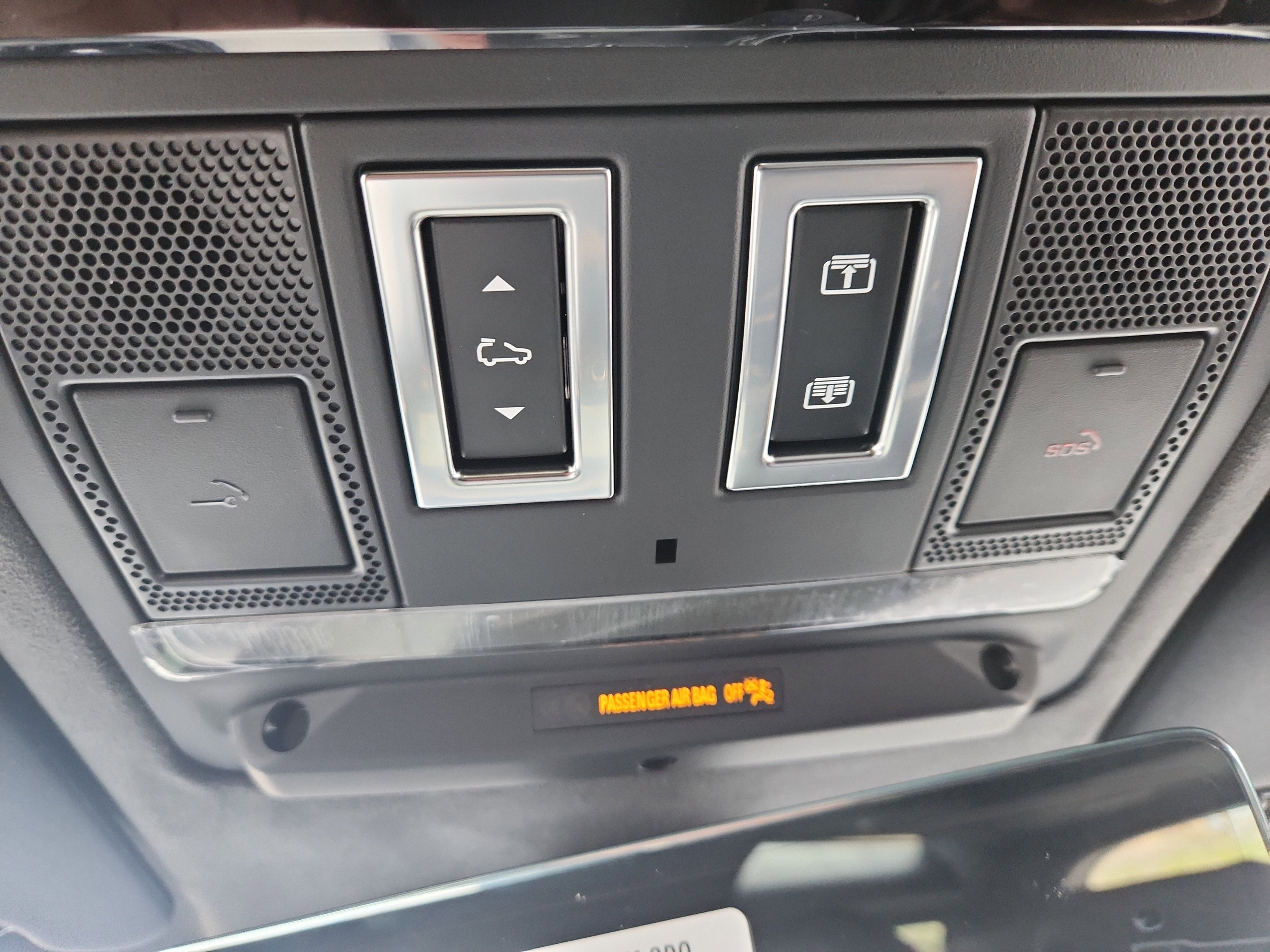New 2025 Land Rover Defender 90 V8 image 31