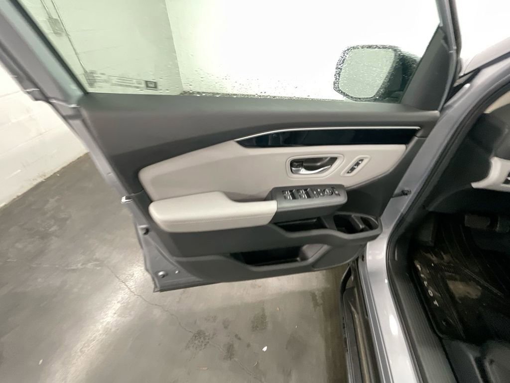 Used 2025 Honda Pilot EX-L image 10