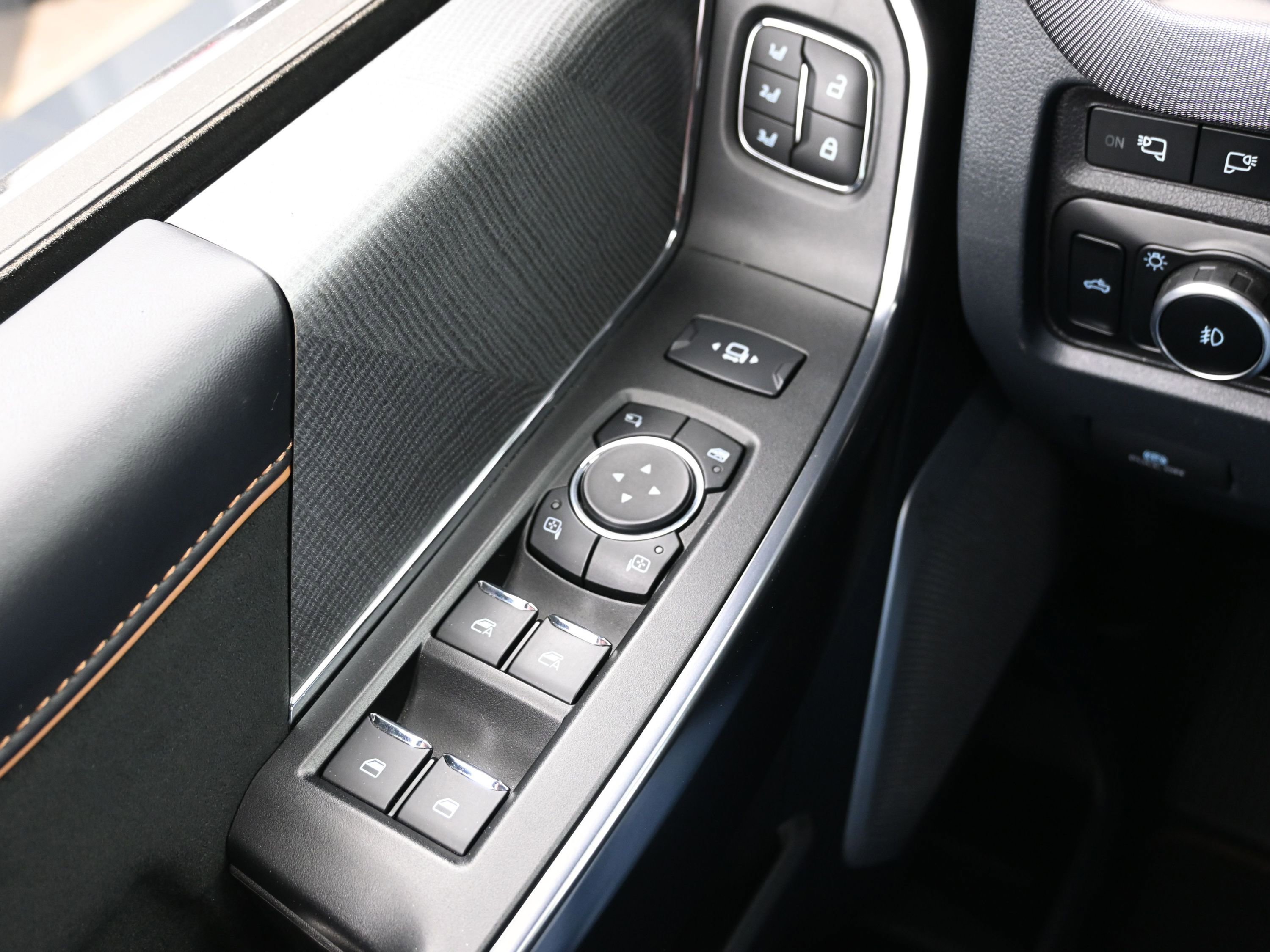 Used 2024 Ford F250 Platinum w/ Tremor Off-Road Package image 25