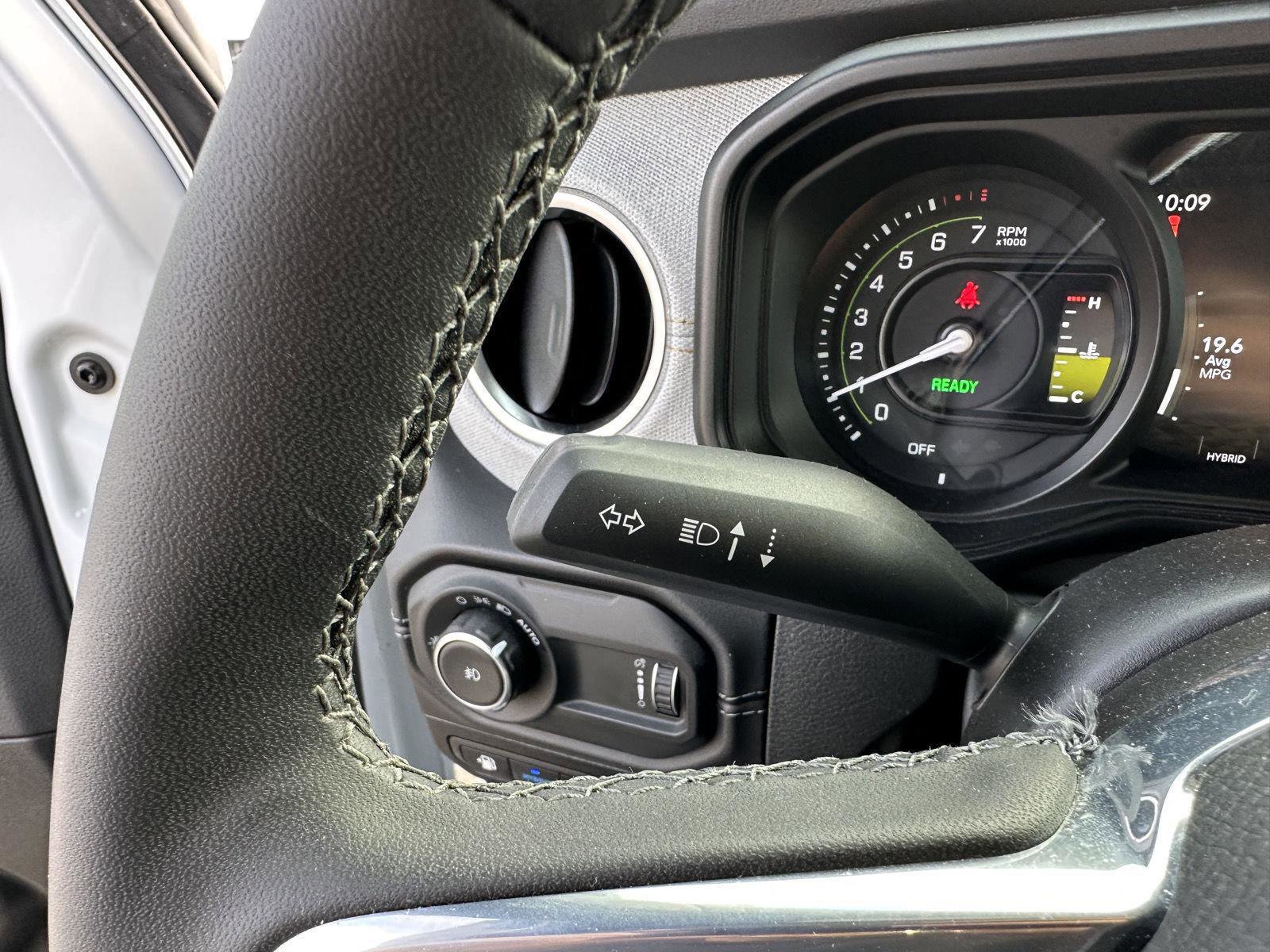 Used 2025 Jeep Wrangler Sahara image 24