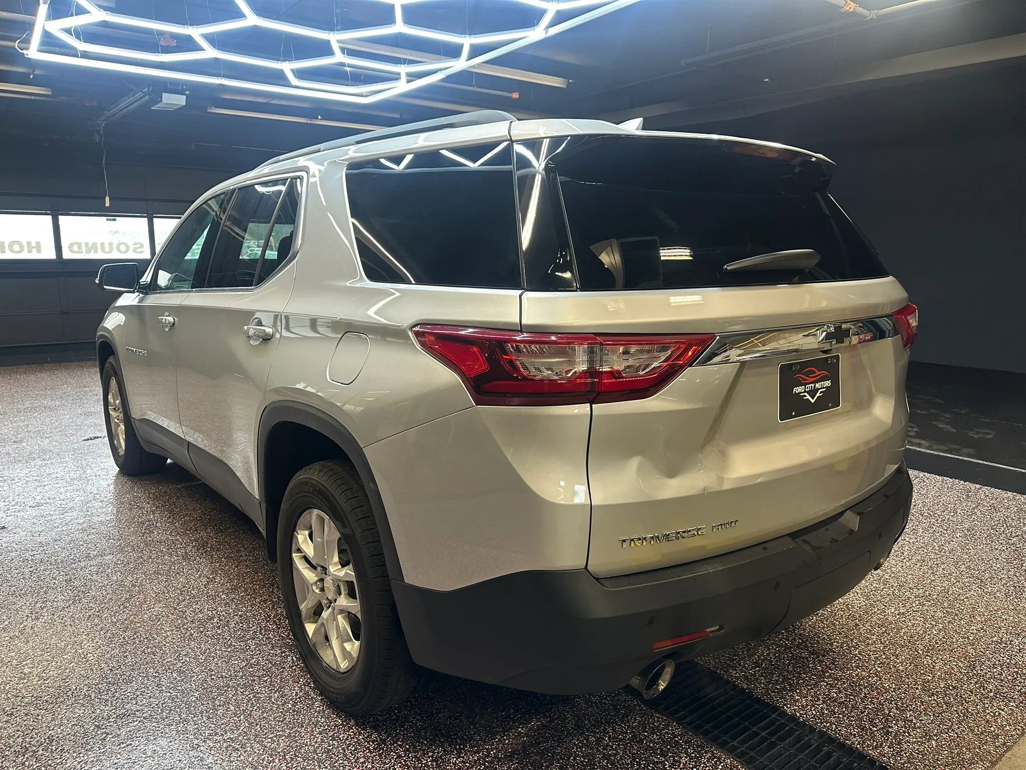 Used 2019 Chevrolet Traverse LT w/ LPO, Black Accent Package image 5