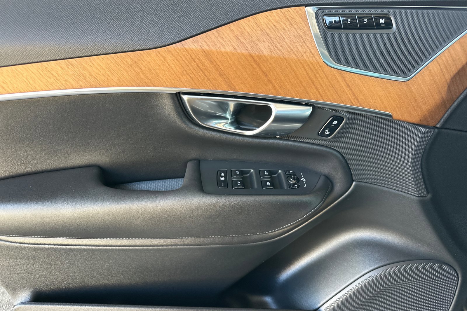 Certified 2025 Volvo XC90 B6 Plus image 11