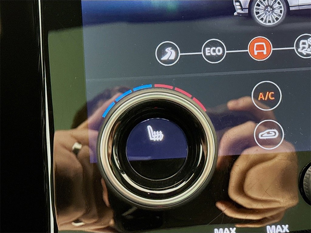 Used 2018 Land Rover Range Rover Velar R-Dynamic SE image 21