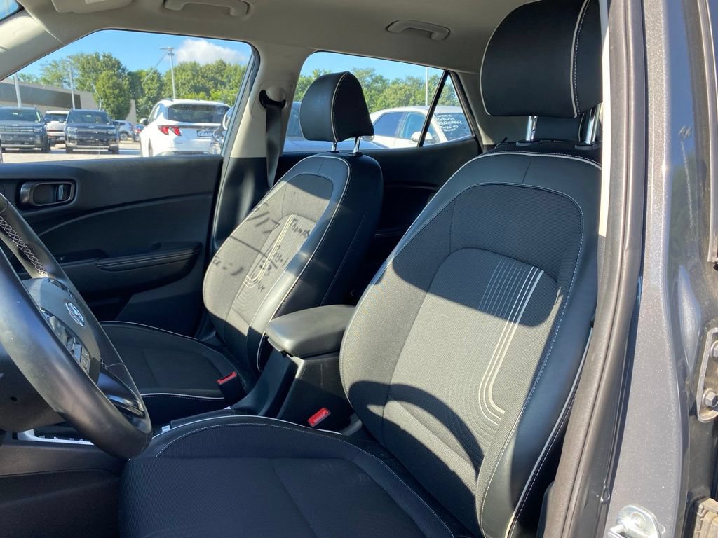 Used 2023 Hyundai Venue Limited FWD image 12