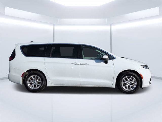 Used 2023 Chrysler Pacifica Touring-L FWD image 2