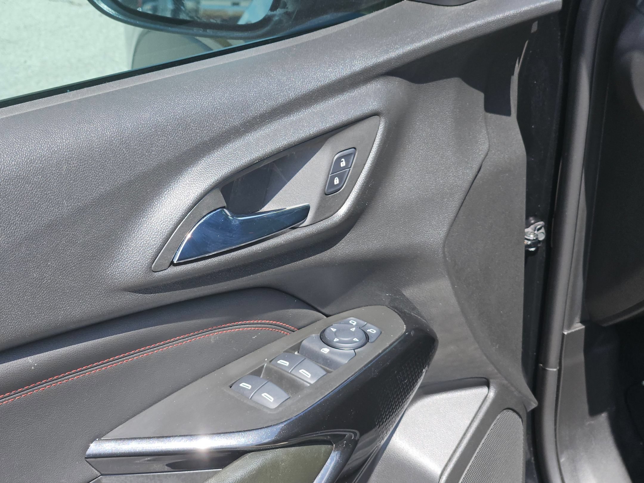 Used 2024 Chevrolet Trax RS w/ Sunroof Package FWD image 12