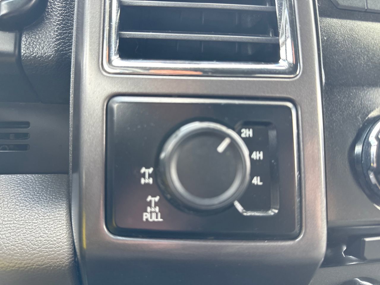 Used 2015 Ford F150 XLT image 29