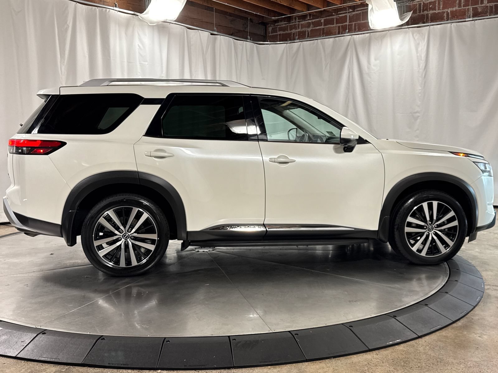 Used 2024 Nissan Pathfinder Platinum w/ Lighting Package (N93) AWD/4WD image 6