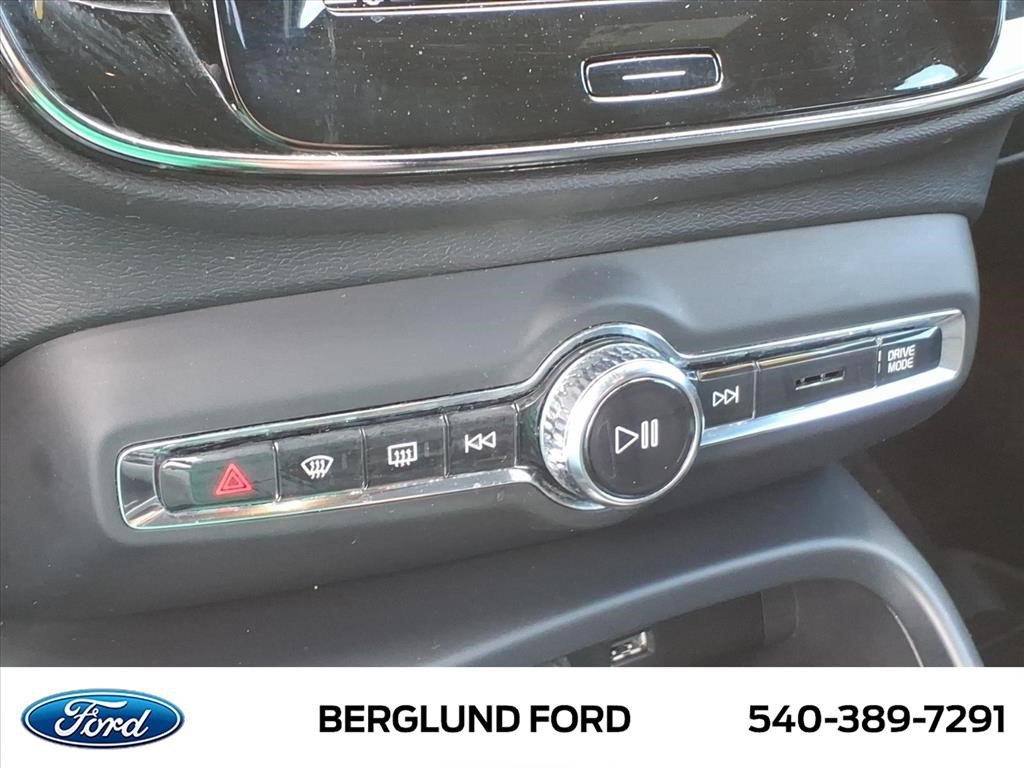 Used 2021 Volvo XC40 T5 R-Design w/ Climate Package image 26