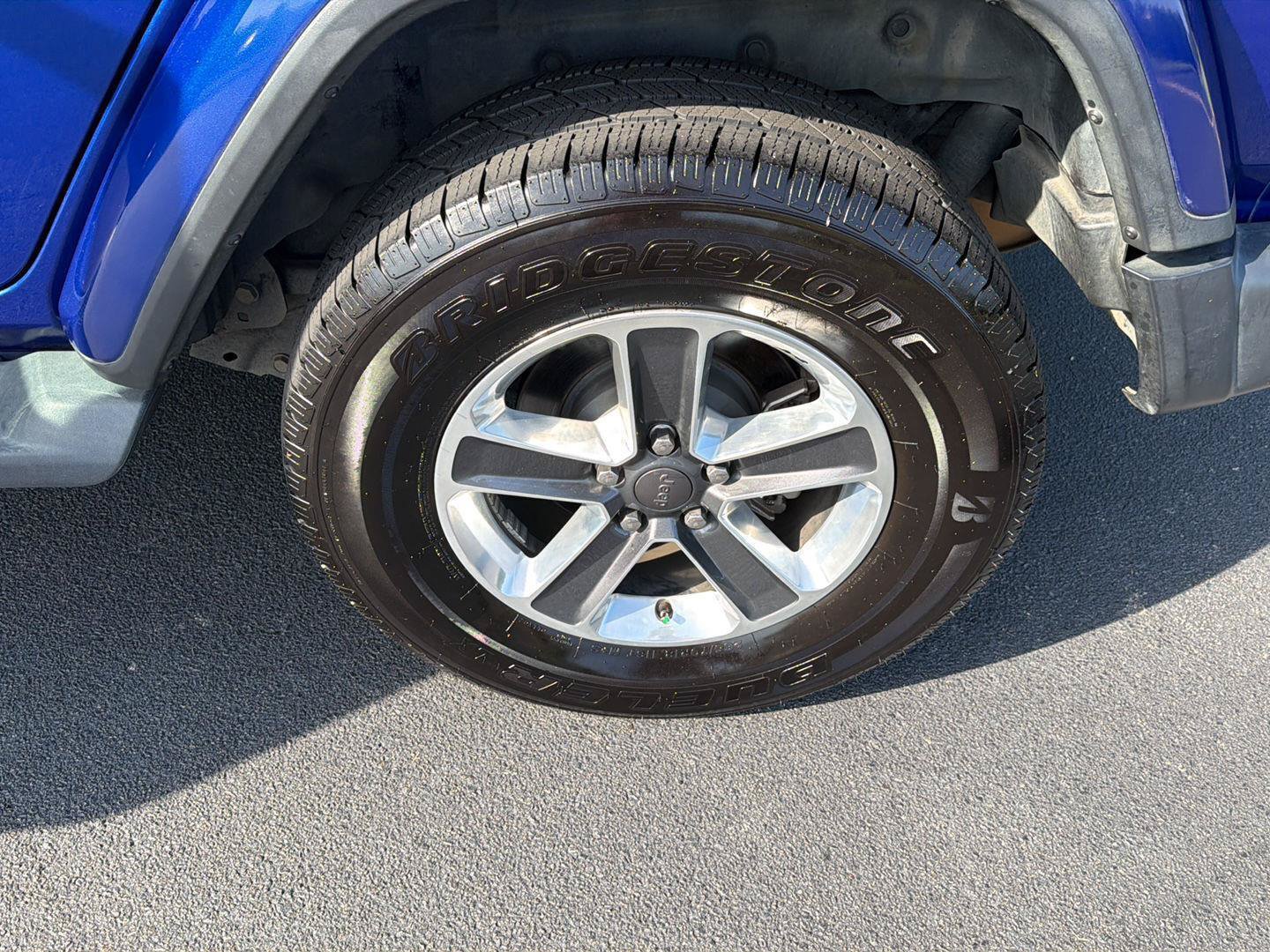 Used 2018 Jeep Wrangler Unlimited Sahara AWD/4WD image 35