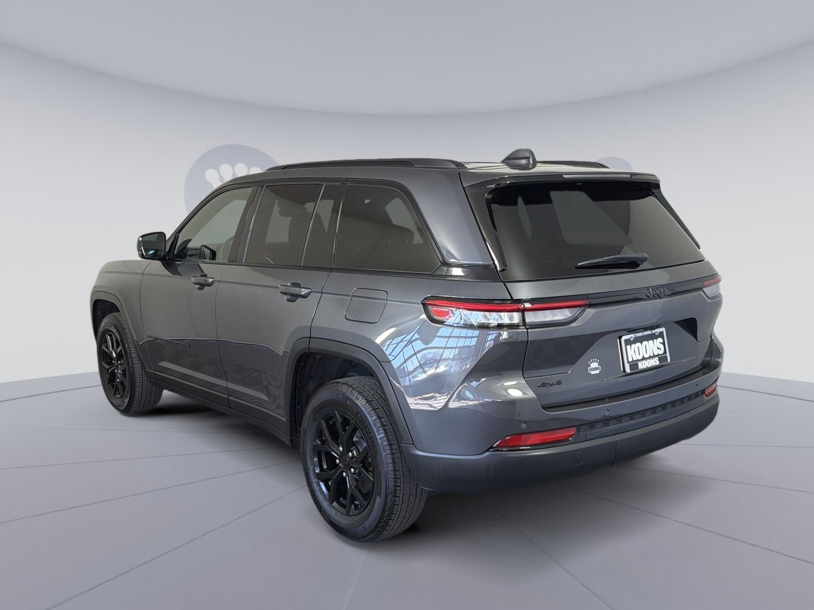 Used 2025 Jeep Grand Cherokee Altitude image 4