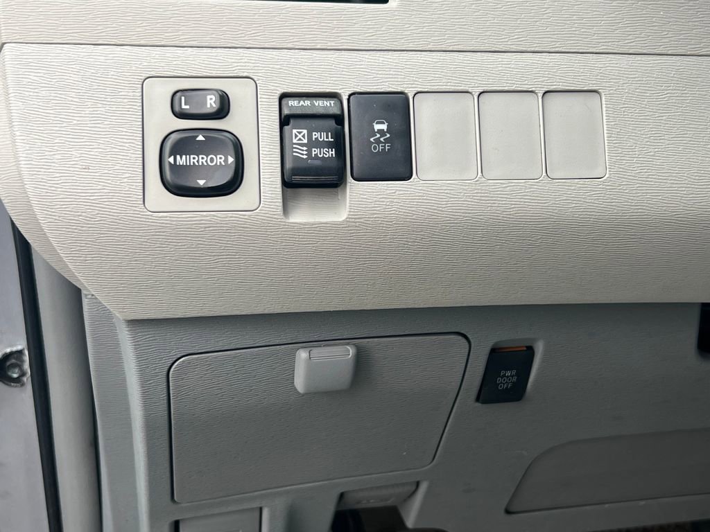 Used 2014 Toyota Sienna XLE FWD image 27