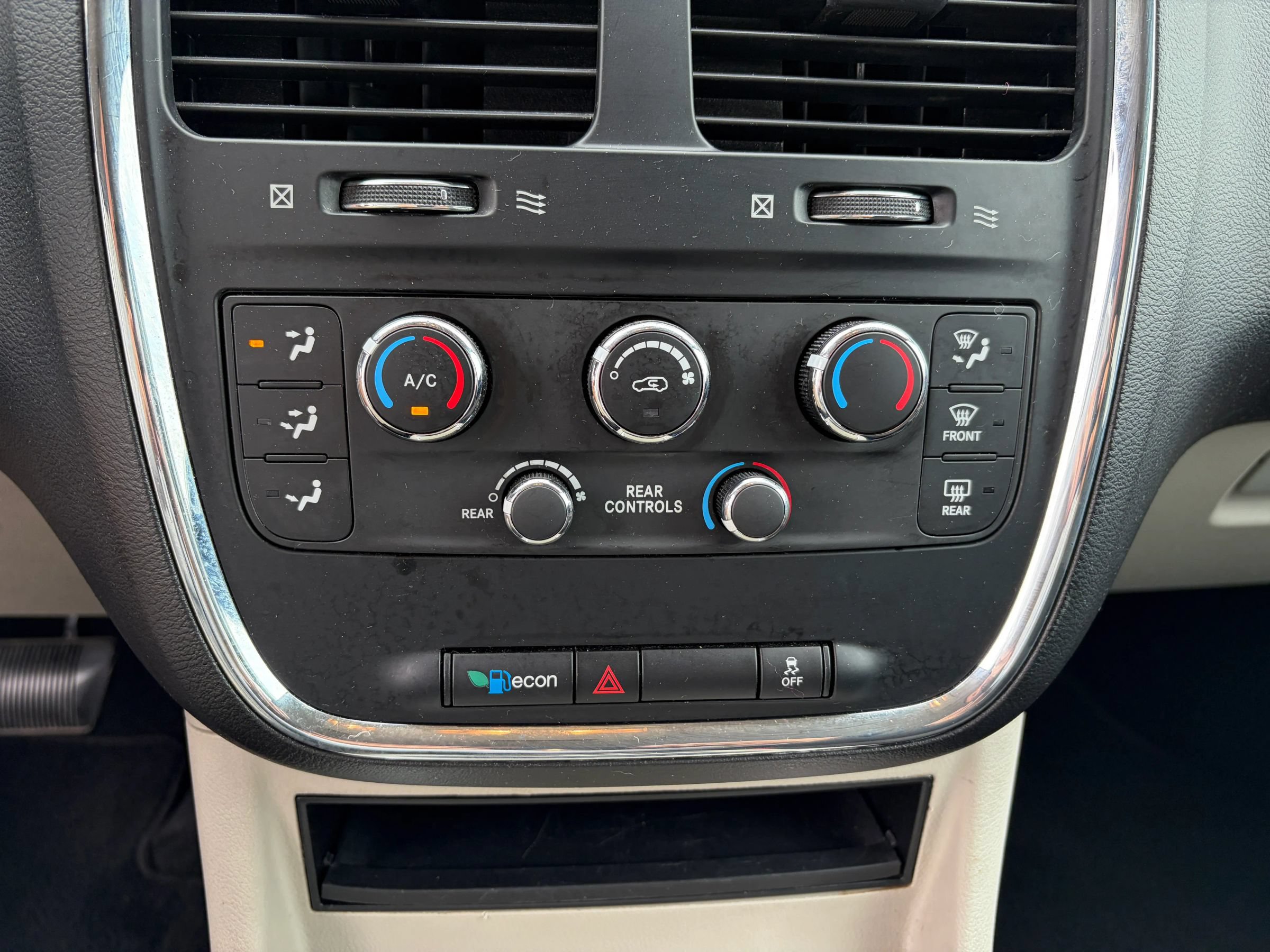 Used 2013 Dodge Grand Caravan SXT w/ Rear Park Assist Pkg FWD image 32