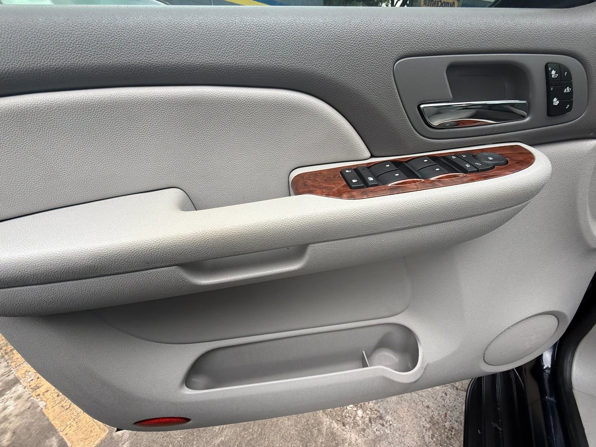 Used 2007 Chevrolet Suburban LTZ w/ LTZ Preferred Equipment Group RWD image 21