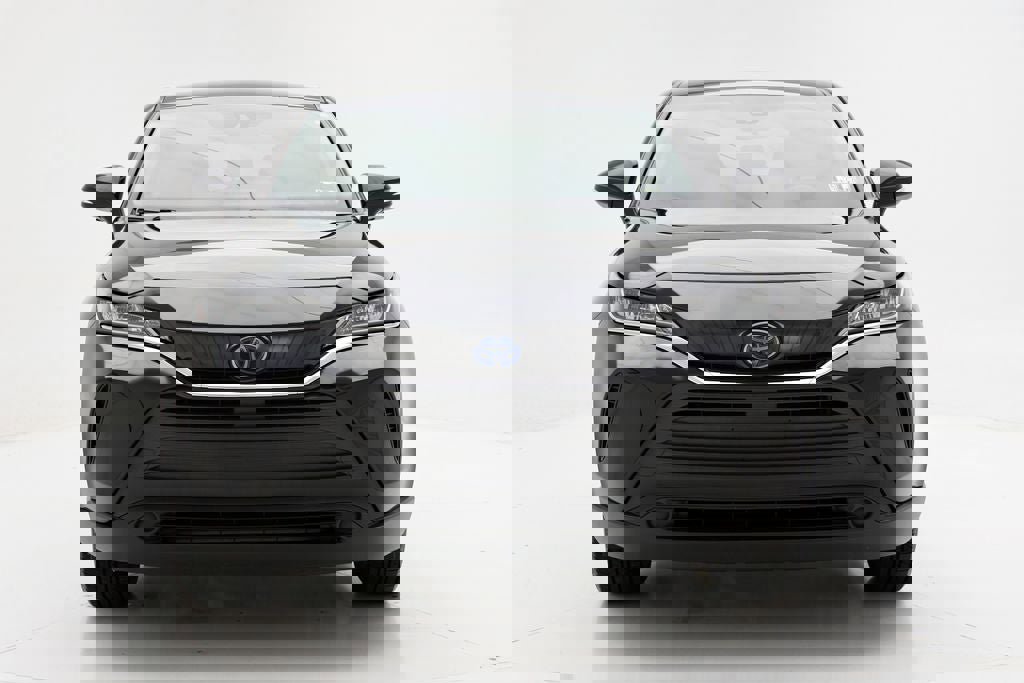 Used 2022 Toyota Venza LE image 3