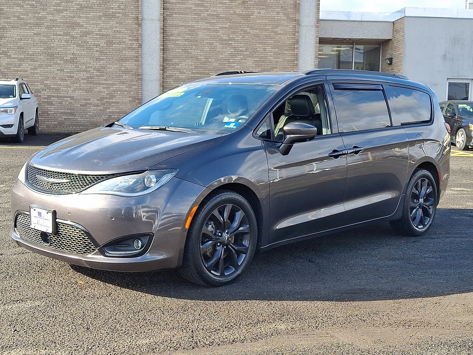Used 2020 Chrysler Pacifica Touring-L w/ Advanced Safetytec Group image 3