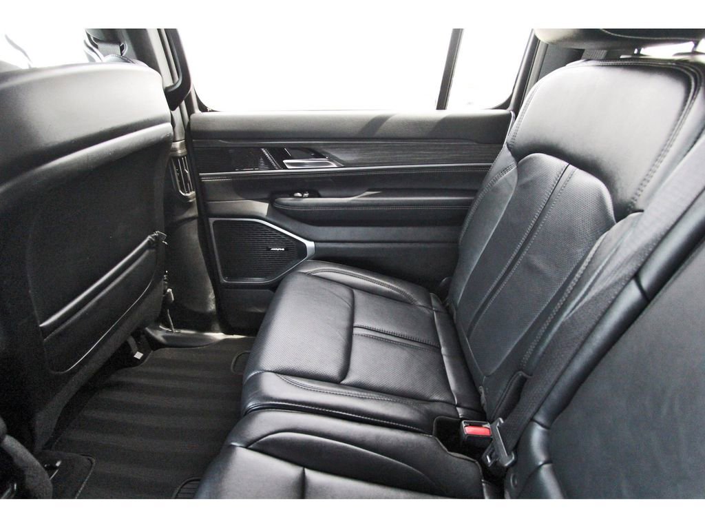 Used 2024 Jeep Wagoneer L Series II image 12