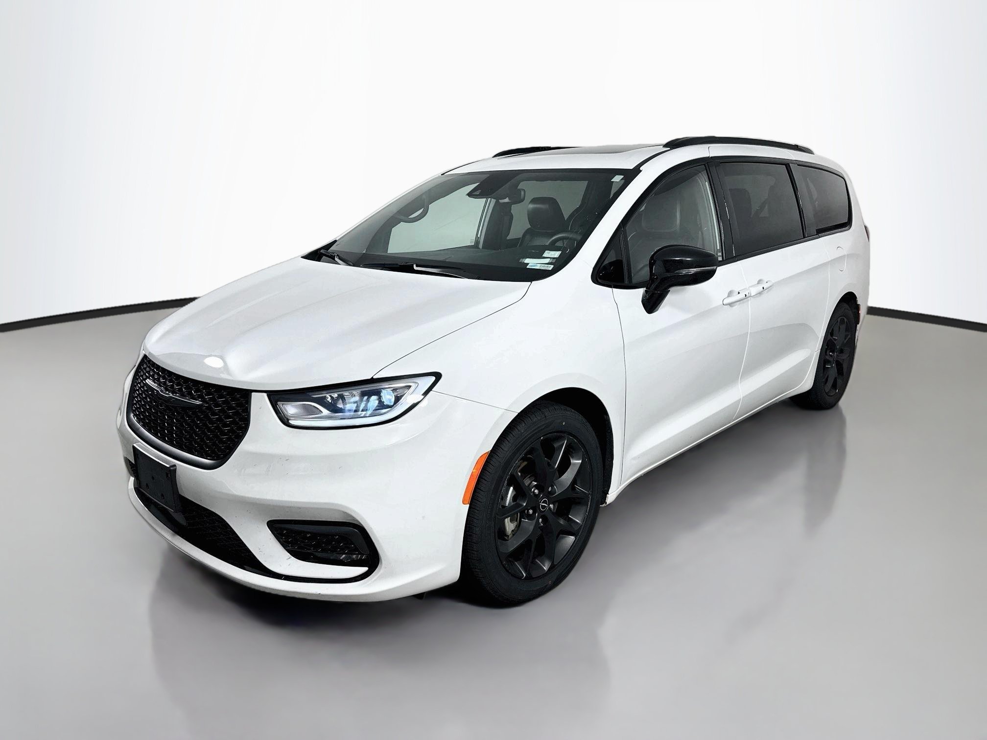 Used 2025 Chrysler Pacifica Limited FWD image 3