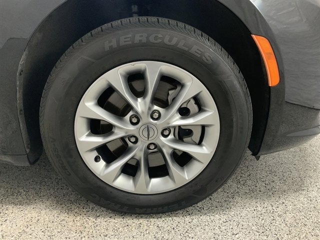 Used 2023 Chrysler Pacifica Touring-L AWD/4WD image 14