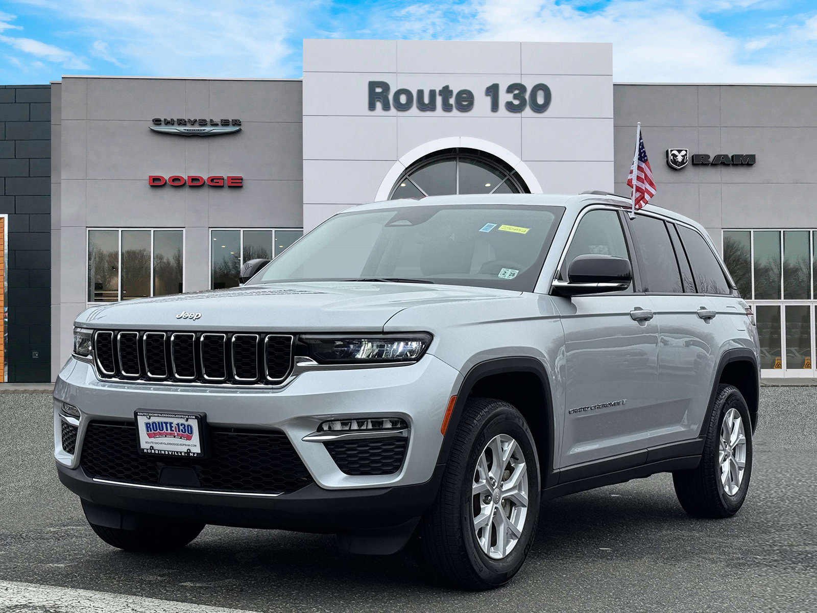 Used 2023 Jeep Grand Cherokee Limited AWD/4WD image 2