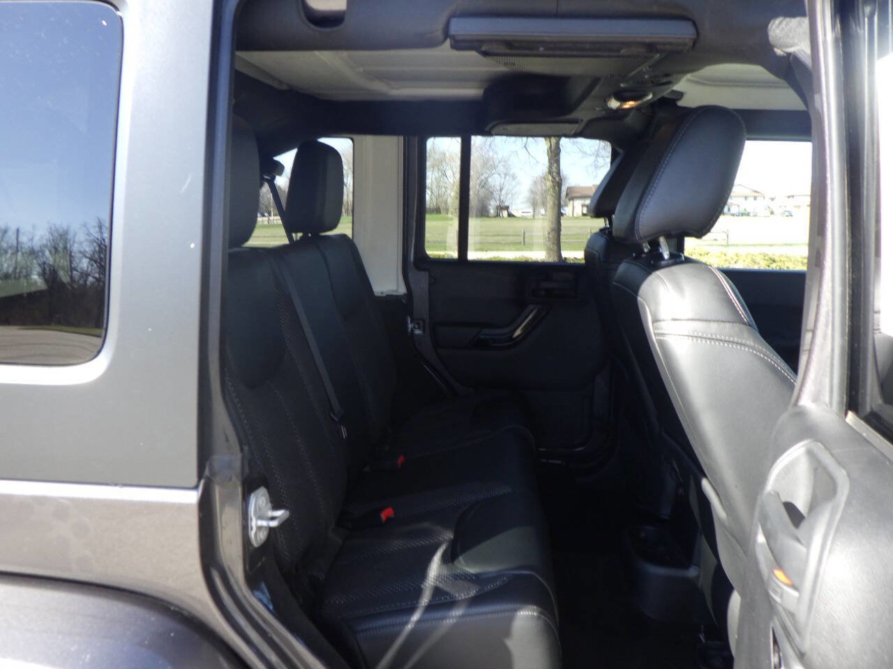Used 2016 Jeep Wrangler Unlimited Sahara AWD/4WD image 19