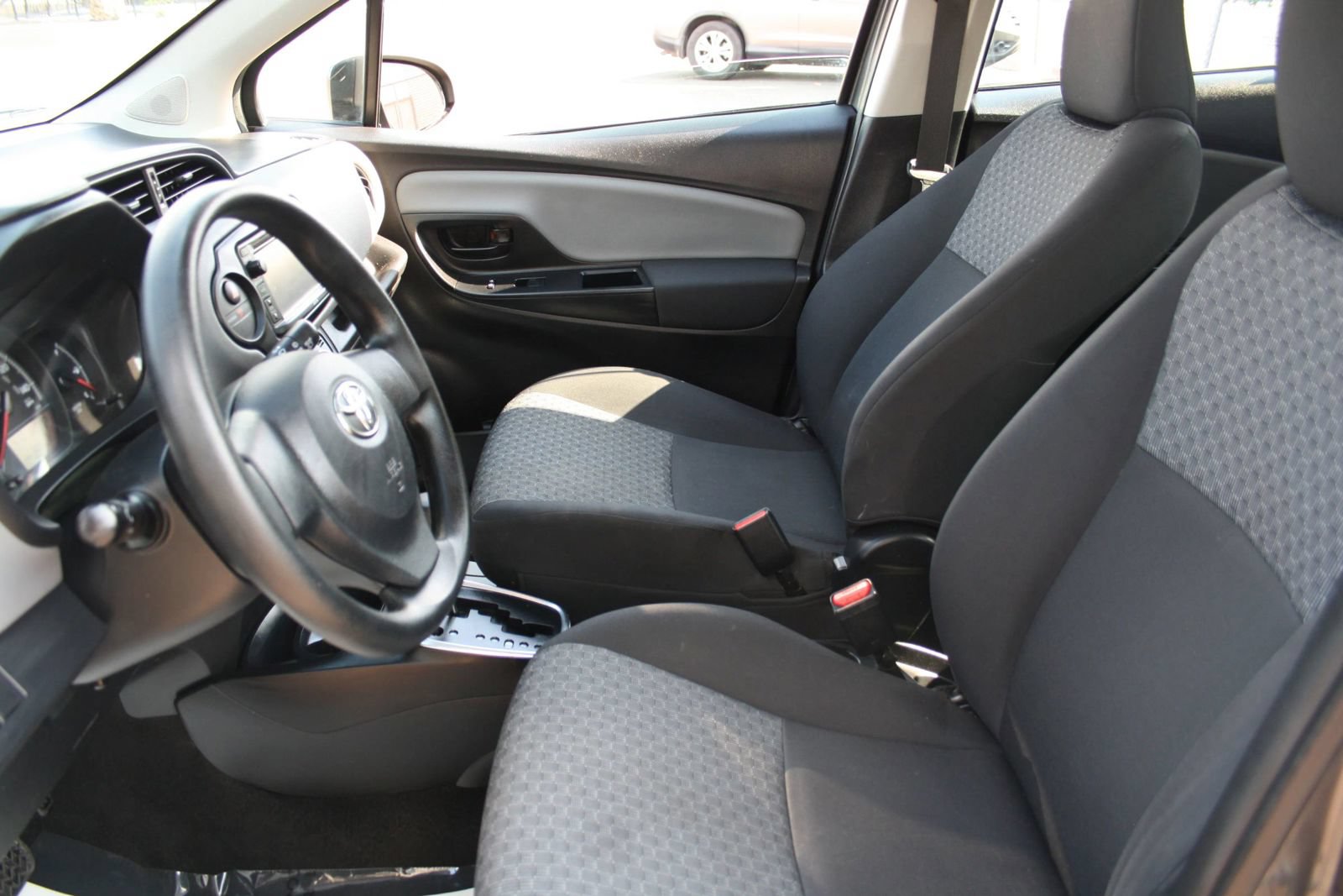 Used 2015 Toyota Yaris L FWD image 17