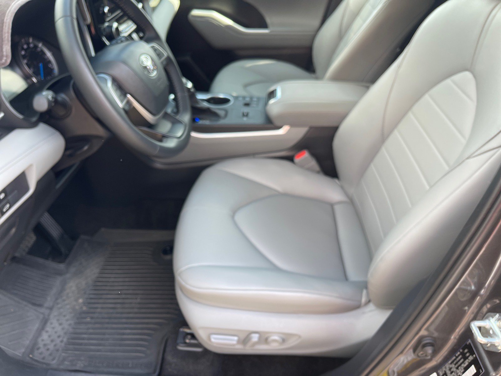 Used 2025 Toyota Highlander XLE AWD/4WD image 10