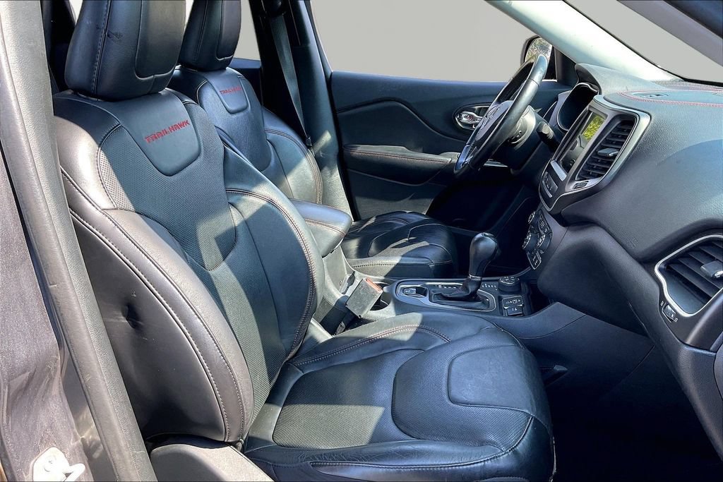 Used 2019 Jeep Cherokee Trailhawk AWD/4WD image 31